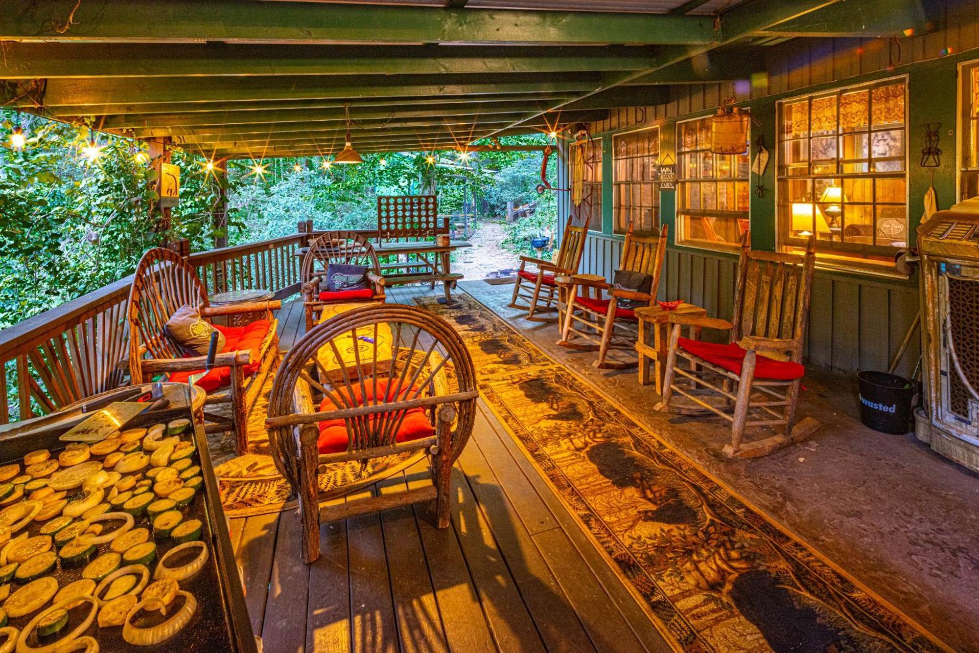 Bear Creek Lodge: Riverside Retreat near Downtown Helen Exterior photo